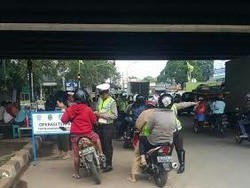 Polisi di Bekasi Jaring Wajib Pajak Kendaraan dengan Bayar di Tempat