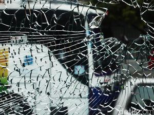 Cegah Teror Batu, Polisi Berpakaian Preman Jaga di Jembatan Cibubur Cegah Teror Batu, Polisi Berpakaian Preman Jaga di Jembatan Cibubur