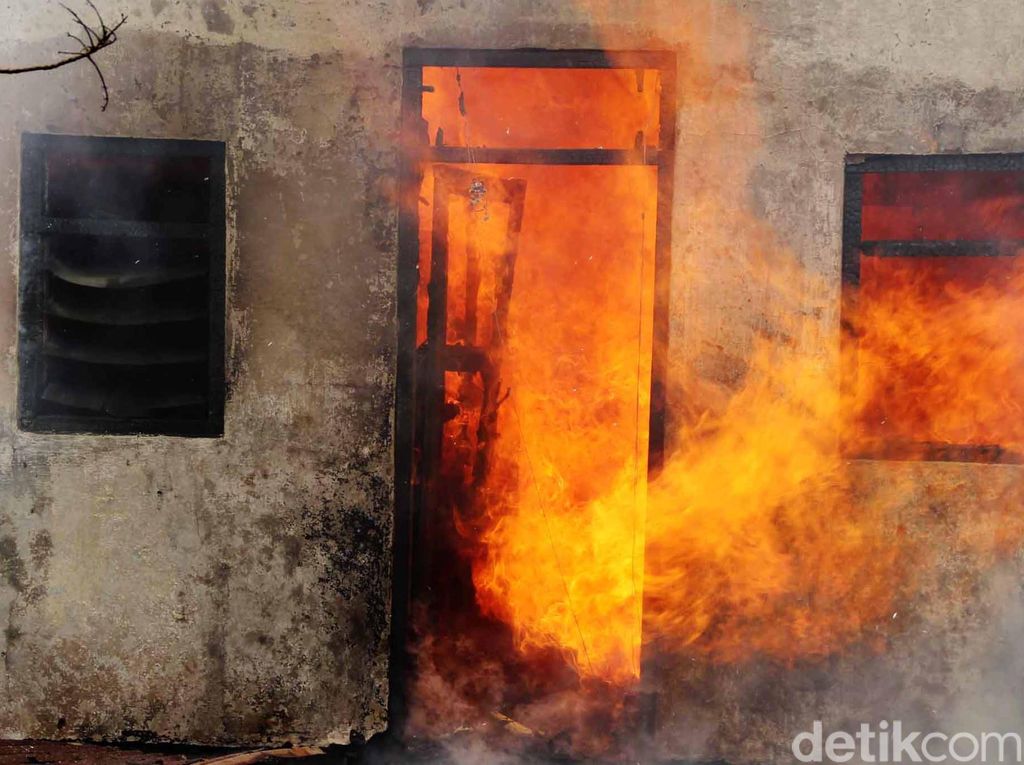 Detik-detik Rumah di Kemayoran Terbakar Gegara Bocah Main Petasan
