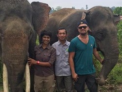Leonardo DiCaprio Pose Bareng Gajah Sumatera, Kampanyekan Peduli Lingkungan