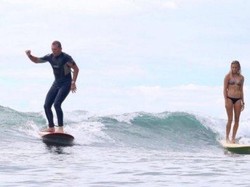 Kala Eks PM Australia Tony Abbott Berselancar Bersama Anak SMA