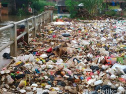 Horor Sampah di Cikapundung, Penampakan Hari Ini Menumpuk dan Bau Menyengat
