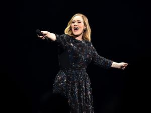 Absen Lama, Adele Nyanyi Lagi di Kondangan