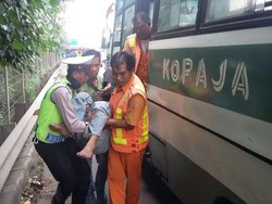 Sopir Kopaja Ditemukan Meninggal Dunia di Dalam Busnya di Tol JORR