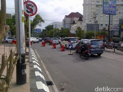 Ada yang Heran, Jalan Utama di Semarang ini Menyempit karena Separator di Depan Mal
