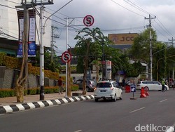 Polisi soal Separator di Depan Mal yang Persempit Jalan: Bisa Disingkirkan