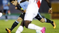 Luis Suarez coba mencari celah untuk melepaskan tembakan. REUTERS/Carlos Pazos.