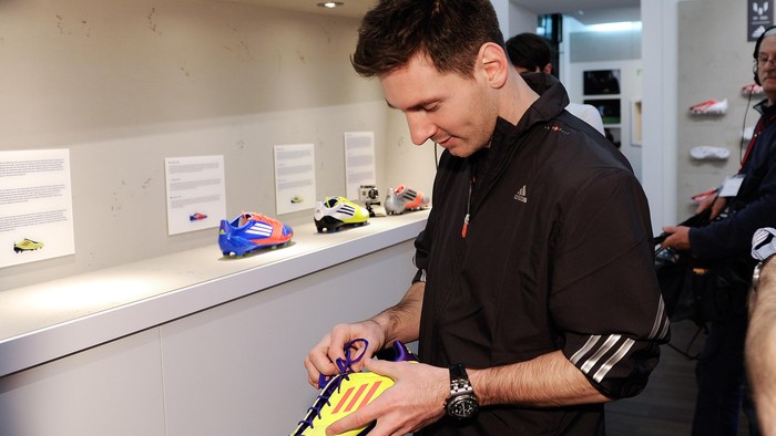 Sumbangkan Sepatunya, Messi Malah Dituding Menghina Mesir