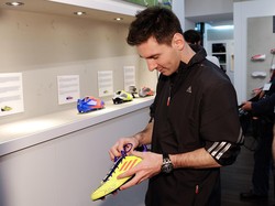 Sumbangkan Sepatunya, Messi Malah Dituding Menghina Mesir