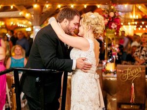 Tak Bisa Berjalan Sejak 2009, Pria Ini Kembali Berdiri di Hari Pernikahannya