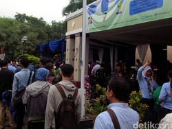 Penampakan Mereka yang Rela Repot Antre Panjang Laporkan SPT di Depok