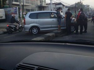 Mobil Tabrak Separator Jalan di Margonda Depok, Lalin Tersendat
