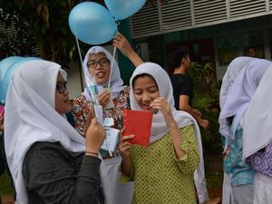Jelang UN, SMA di Depok ini Punya Tradisi Unik Lewat Mawar Biru dan Balon