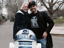 Pria Penggemar Star Wars Lamar Kekasih dengan Bantuan Droid R2-D2
