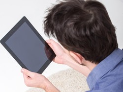 Ini Dampak Buruknya Pada Kesehatan Untuk yang Suka Bawa HP ke Toilet