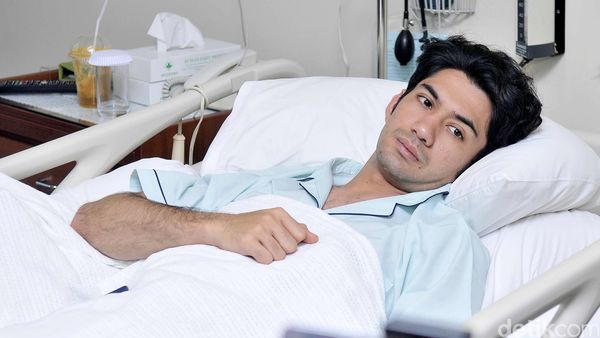 Sakit Tifus, Reza Rahadian Diantar BJ Habibie Masuk Rumah Sakit