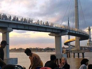 Seperti Luar Negeri, Jambi Punya Jembatan Pedestrian Keren!