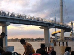 Seperti Luar Negeri, Jambi Punya Jembatan Pedestrian Keren!