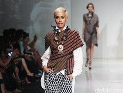 Tantangan Mengolah Lurik Jadi Busana Modern Menurut Para Desainer