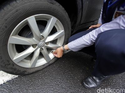 Razia Mobil Parkir Sembarangan