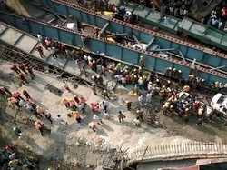 Banyak Orang Masih Tertimpa Reruntuhan Jalan Layang yang Ambruk di India