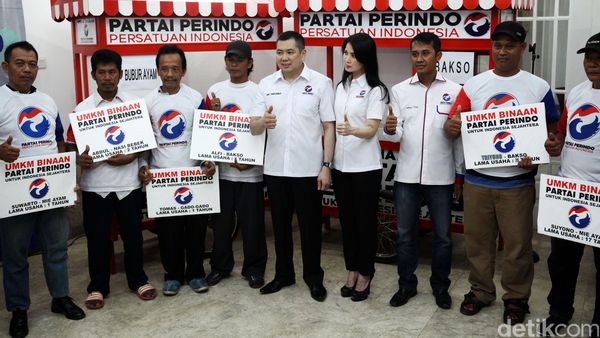 Perindo Berikan Gerobak Untuk Pedagang