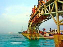 Melompat dari Jembatan, Demi Cinta di Pulau Tidung
