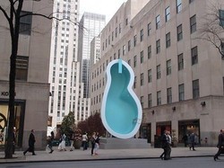 Duo Seniman Bawa Kuping Van Gogh ke Jalanan New York