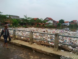 Wahai Pemerintah, Kenapa Tumpukan Sampah Cikapundung Belum Diangkut?