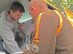 Dua Pengusaha Muda Ini Berikan Layanan Cuci Gratis Bagi Tunawisma