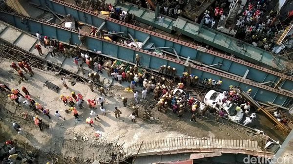 Jalan Layang di India Ambruk