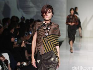 Sejauh Mana Kain Lurik Bisa Dimodifikasi Jadi Busana Modern?