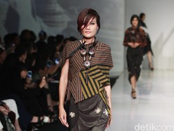 Sejauh Mana Kain Lurik Bisa Dimodifikasi Jadi Busana Modern?