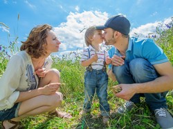 Ini Akibatnya Jika Berlebihan Memuji Anak Cantik atau Ganteng