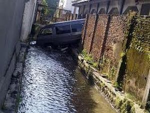 Mobdin DPRD Situbondo Nyemplung ke Selokan Usai Tabrak Tembok