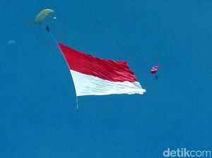 Kopassus Pecahkan Rekor Kibarkan Bendera Merah Putih Terbesar