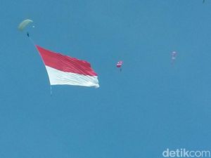Keren! Kopassus Pecahkan Rekor Kibarkan Bendera Merah Putih Terbesar di Udara