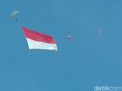 Keren! Kopassus Pecahkan Rekor Kibarkan Bendera Merah Putih Terbesar di Udara