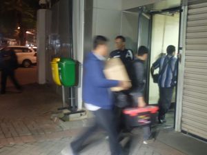 Jelang Subuh, Alexander Marwata dan Belasan Penyidik Masuk Kantor KPK Jelang Subuh, Alexander Marwata dan Belasan Penyidik Masuk Kantor KPK