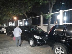 Dini Hari, Penyidik Bawa Seorang Pria Masuk Gedung KPK