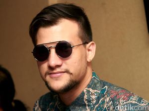 Disebut Penjual Gorengan, Stuart Collin Marah? Disebut Penjual Gorengan, Stuart Collin Marah?