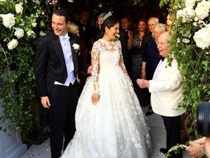 Viral, Pria Buka Baju Saat Salami Pengantin Pria di Pelaminan