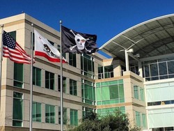 Genap 40 Tahun, Apple Kibarkan Bendera Perompak