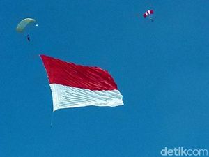 Ini Sertu Tedi, Penerjun yang Bawa Bendera Seberat 86 Kg di Udara