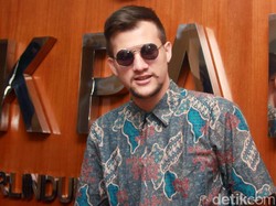 Liburan Bareng, Stuart Collin Pacari Presenter Seksi Maria Vania?