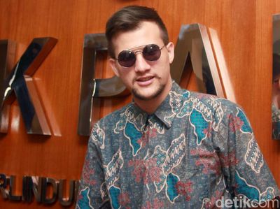Mengadu ke KPAI, Stuart Collin Berkacamata Hitam
