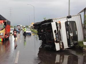 Truk Muat Es Terguling di Arteri Porong