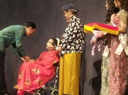 Jokowi Beri Penghargaan Tanda Tresno untuk Waldjinah