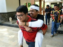 Istri Hamil, Suami Ngidam Gendong Bupati Dedi