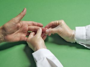 Remaja Ini Dilarikan ke RS Gegara Keracunan Usai Nekat Minum Darah Sendiri